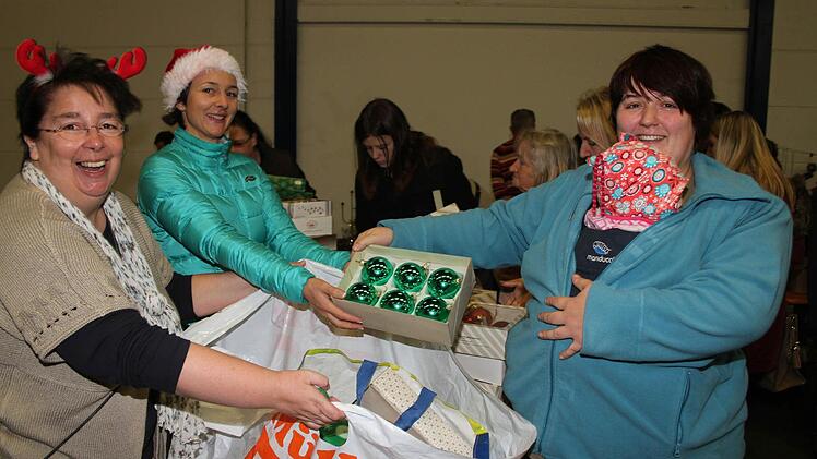 Daniela Ittner möchte in diesem Jahr einen Weihnachtsbaum ganz in Grün-Rot - für zehn Euro hat sie eine riesige Tüte mit Glaskugeln ergattert. Und die kleinen roten Äpfelchen gab es für einen Euro dazu.