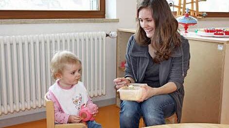 Kinderpflegerin Lina Tschürtz mit Nicole Neundörfer: Hier schmeckt's.