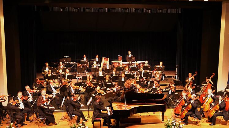 Rachmaninoffs zweite Sinfonie und das zweite Klavierkonzert spielten die Hofer Symphoniker unter Ljubka Biagioni zu Guttenberg in der Dr.-Stammberger-Halle. Foto: Klaus Klaschka