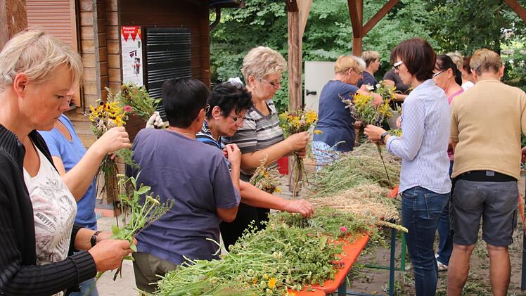 Viele fleißige Hände banden Kräutersträuße, die an Maria Himmelfahrt geweiht werden.  Foto: Helmut Will