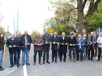 Nach knapp einem Jahr Bauzeit ist die Heinersreuther Straße wieder offiziell für den Verkehr freigegeben. Foto: Jürgen Gärtner
