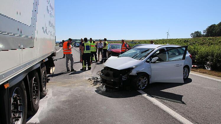 In der Folge eines schweren Unfalls war die A3 am Sonntag &uuml;ber mehrere Stunden voll gesperrt. Foto: News5/O&szlig;wald