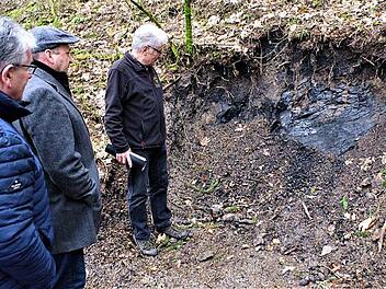 Vor einhundert Jahren ist dieses Rußkohlenflöz von Stockheimer Bergleuten abgebaut worden, informierte Günther Scheler (rechts). Foto: Gerd Fleischmann
