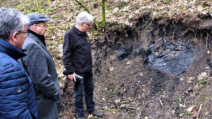 Vor einhundert Jahren ist dieses Rußkohlenflöz von Stockheimer Bergleuten abgebaut worden, informierte Günther Scheler (rechts). Foto: Gerd Fleischmann