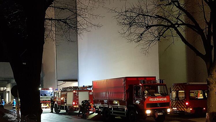 Die Feuerwehr war mit einem Großaufgebot im Einsatz. Foto: Alexander Hartmann