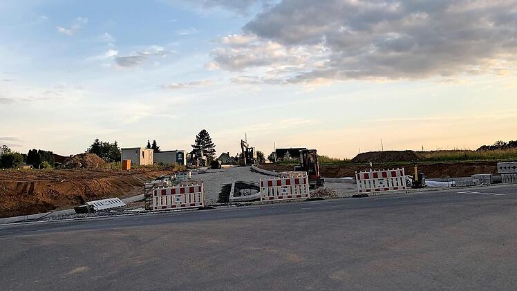 Im Gräfin-Alberada-Ring wird demnächst ein weiteres Einfamilienwohnhaus mit Garage errichtet.