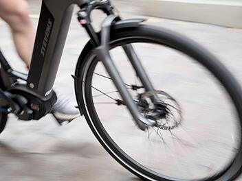 Lichteneiche: Radfahrer bricht sich bei Sturz beide Arme - Defekt am E-Bike