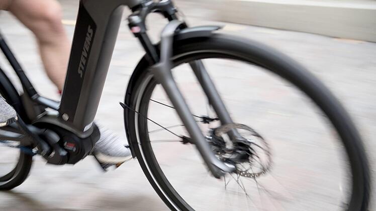 Wie von unsichtbarer Hand geschoben, so fühlt sich die Fahrt mit dem Pedelec an. Foto: Symbolbild Robert Günther/dpa