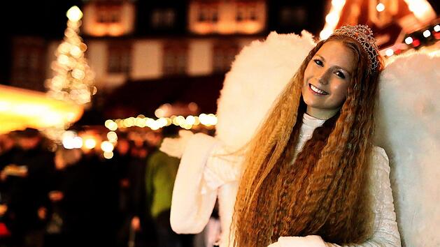 Bilder wie dieses gibt es in diesem JAhr leider nicht:Coburgs Christkind Femke Freya Flessa auf dem Weihnachtsmarkt. Diesmal gab's die Stimme des Christkinds nur per Lautsprecher zu h&ouml;ren.Foto: Archiv/Oliver SChmidt