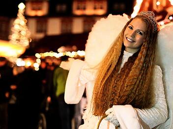 Bilder wie dieses gibt es in diesem JAhr leider nicht:Coburgs Christkind Femke Freya Flessa auf dem Weihnachtsmarkt. Diesmal gab's die Stimme des Christkinds nur per Lautsprecher zu hören.Foto: Archiv/Oliver SChmidt