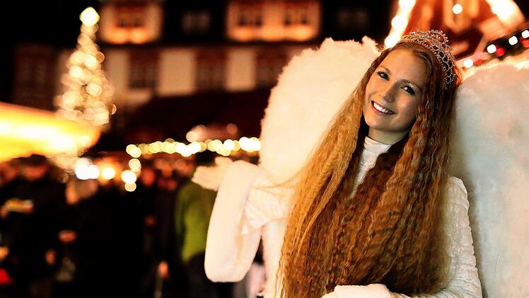 Bilder wie dieses gibt es in diesem JAhr leider nicht:Coburgs Christkind Femke Freya Flessa auf dem Weihnachtsmarkt. Diesmal gab's die Stimme des Christkinds nur per Lautsprecher zu hören.Foto: Archiv/Oliver SChmidt