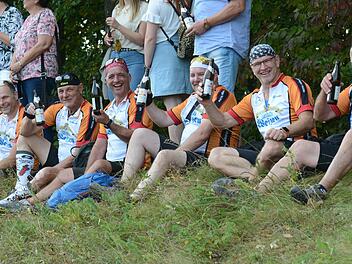 Die gut gelaunten Radfahrer des TSV Waldfenster waren unter den Fans beim Spitzenspiel gegen den FC Untererthal II. Foto: ssp
