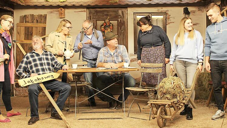 Der SV Pettstadt bringt den Dreiakter &bdquo;Bauernschl&auml;ue&ldquo; auf die B&uuml;hne seines Sportheims.