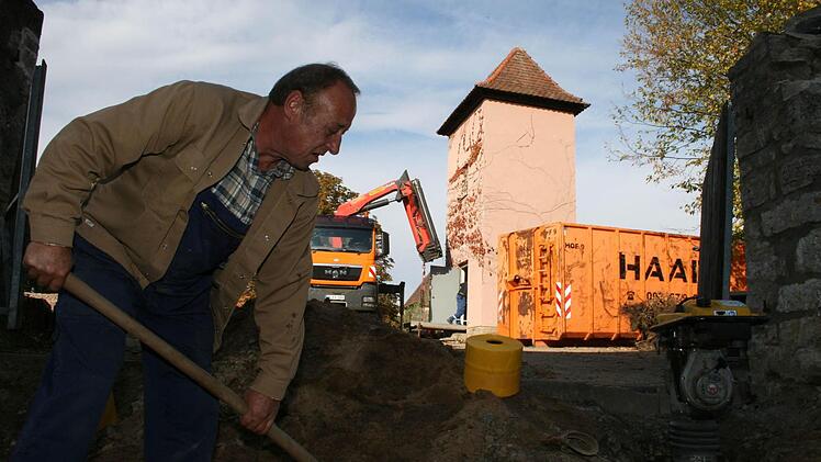 Das Kindergartengelände in Volkach ist seit einigen Wochen Großbaustelle.  Foto: Peter Pfannes