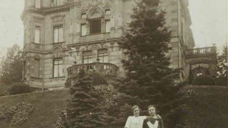 Vor Gericht nehmen sie ihren Dienstherrn in Schutz und lenken den Verdacht auf zwei stadtbekannte Halunken: die beiden Mädchen Frieda Tauer und Margarete Ellner vor der Villa Meußdoerffer. Die Aufnahme entstand kurz vor der Mordtat.