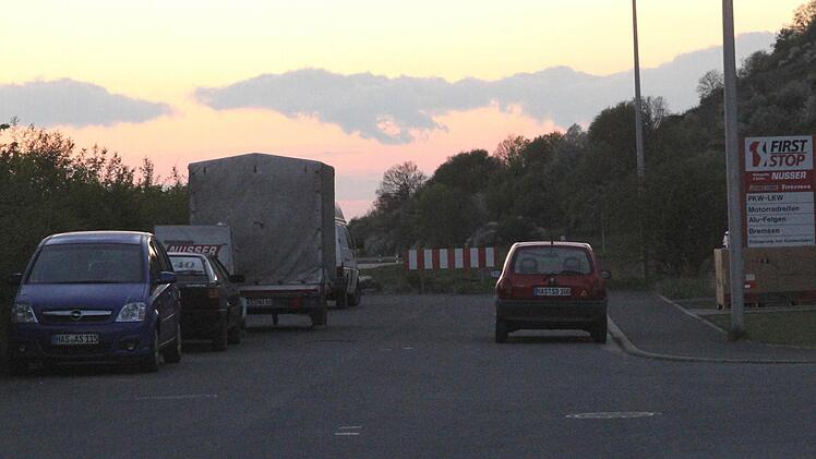 Ein Absperrschild zeigt hier am letzten Betrieb in der Lohwiese das Ende der Erschließung an.