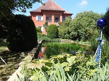 Einzel- und Doppelzimmer wird es in dem großen Haus in der Aischer Straße 10 geben. Auch ein großer Garten steht den minderjährigen Flüchtlingen hier ab Herbst zur Verfügung. Foto: Mona Lisa Eigenfeld