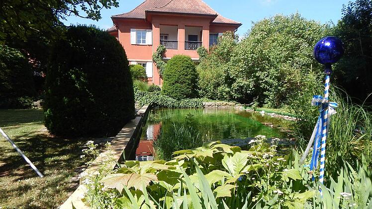 Einzel- und Doppelzimmer wird es in dem großen Haus in der Aischer Straße 10 geben. Auch ein großer Garten steht den minderjährigen Flüchtlingen hier ab Herbst zur Verfügung. Foto: Mona Lisa Eigenfeld