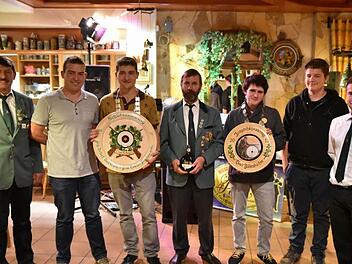 Die Gewinner der Schützenscheibe und Pokale (von links): Theo Ankenbrand, Tobias Müller und Saer Faltenbacher. Unser Bild zeigt sie mit den Vertretern der Schützenführung. Foto: Gerold Snater