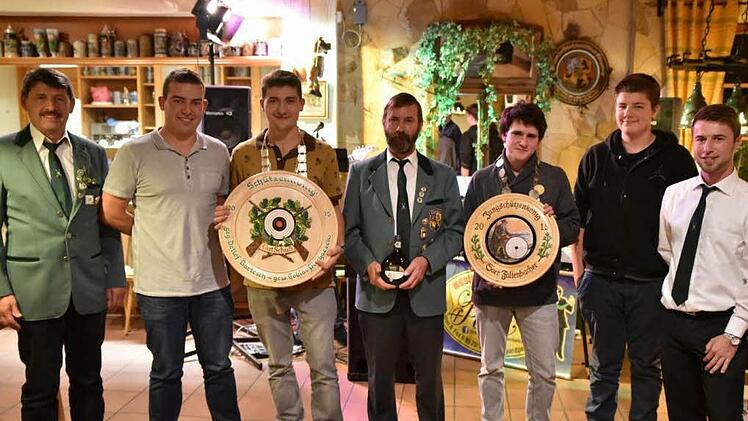 Die Gewinner der Schützenscheibe und Pokale (von links): Theo Ankenbrand, Tobias Müller und Saer Faltenbacher. Unser Bild zeigt sie mit den Vertretern der Schützenführung. Foto: Gerold Snater