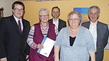 Die Geehrten mit Ehrengästen (von links): Marc Benker, Hildegard Schnapp (25 Jahre), Robert Bosch, Christine Laukuttis (zehn Jahre) und Walter Rabe Foto: Karl Klippel