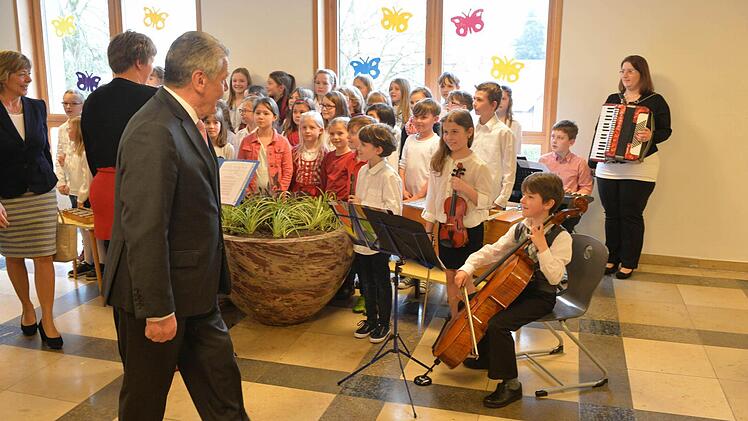 Der Chor begrüßte Gauck in der Schule.