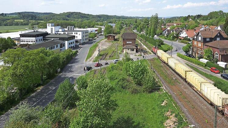 Ungefähr 70 Mal am Tag schließen sich die Schranken am Bahnübergang in Creidlitz. Schon seit Jahren soll hier eine Unterführung gebaut werden. Foto: Volkmar Franke/www.hochbild-design.de