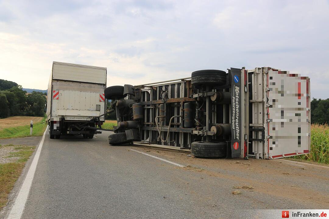 Biker verursacht Unfall: Anhänger kippt bei Scheßlitz um