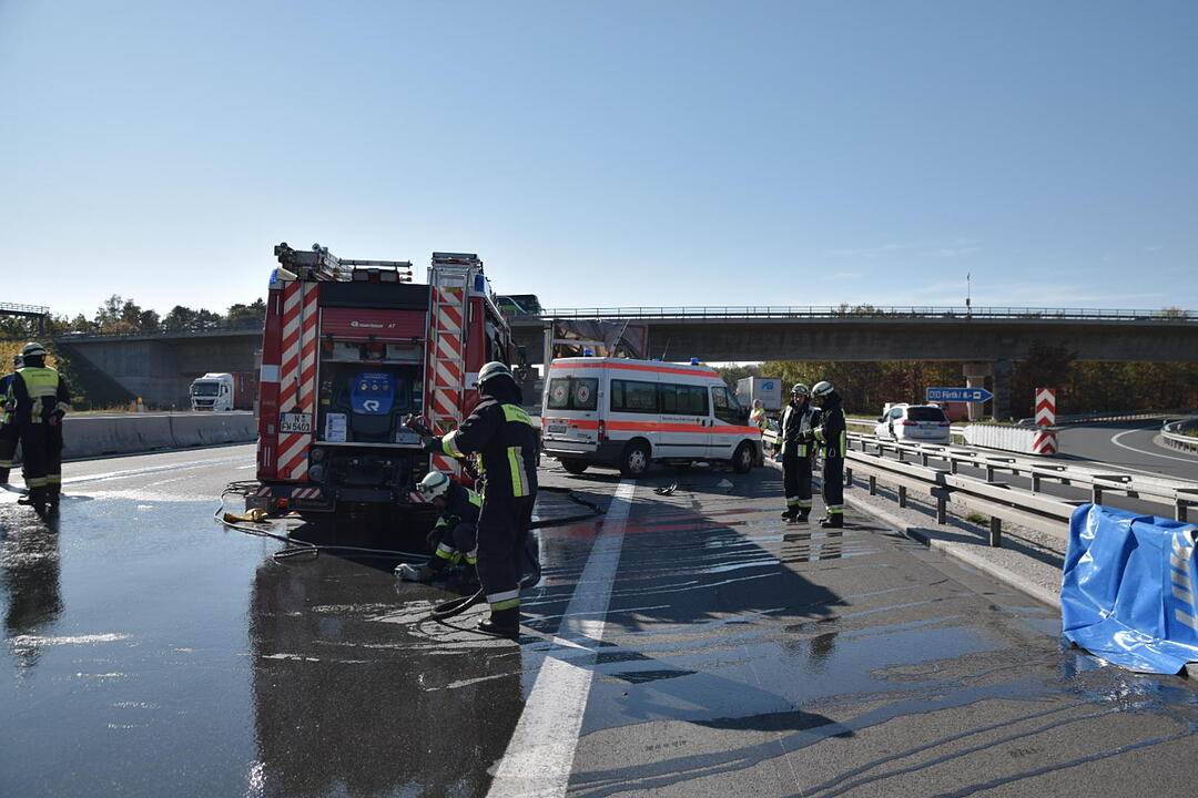 A6 bei Nürnberg: Kleintransporter fährt auf Stauende auf – Fahrer stirbt noch an Unfallstelle