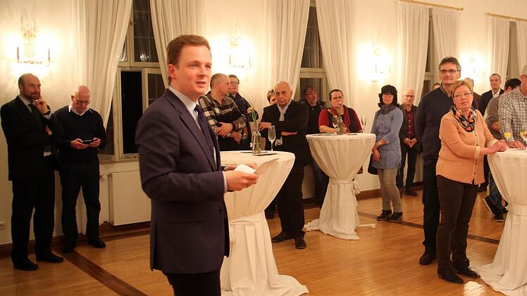 Bei diesem Austausch skizzierte Bürgermeister Tobias Ehrlicher vor rund 75 Teilnehmern im Jagdschloss zunächst die aktuellen Projekte der Stadt.Bettina Knauth