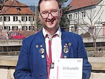 Dirigent Roman Steiger freut sich über die Urkunde des erfolgreichen Wertungsspiels in Ebensfeld. Foto: Gerd Fleischmann
