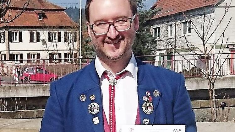 Dirigent Roman Steiger freut sich über die Urkunde des erfolgreichen Wertungsspiels in Ebensfeld. Foto: Gerd Fleischmann