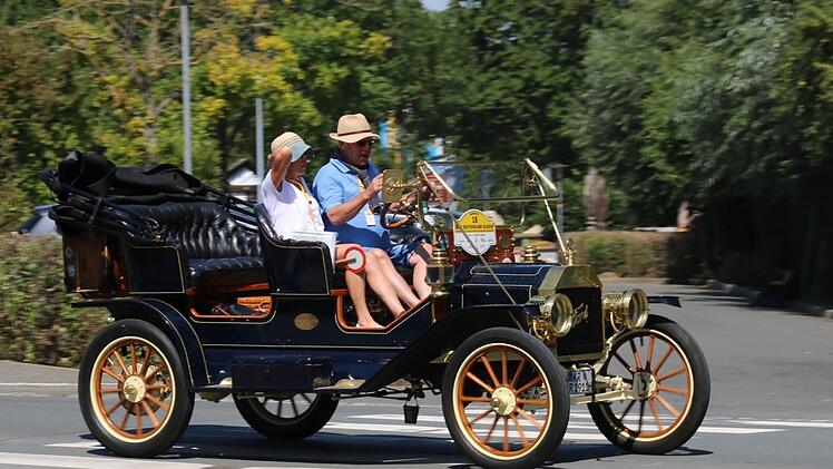 Wilfried und Elisabeth Roth knattern mit ihrem Ford Modell T von 1911 durch den Staffelsteiner Kurbereich.Matthias Einwag.