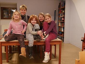Die ersten Rollen für das Krippenspiel am Heiligen Abend sind auf Anhieb  besetztworden (von links): Mira (7) möchte Maria spielen; Lucas (11) wollte schon  immer ein Engel sein; Melissa (5) liebt die Eselchen und das möchte sie  auch machen; Marie (7) traut sich, den Eseltreiber zu  spielen, und wird  noch in die Rolle des Ochsen schlüpfen, und Isabell (8) hat letztes Jahr  schon so schön ihre Hirtenrolle gemeistert und das möchte sie auch heuer  als Hirtin tun. Die Kinder freuen sich schon ...