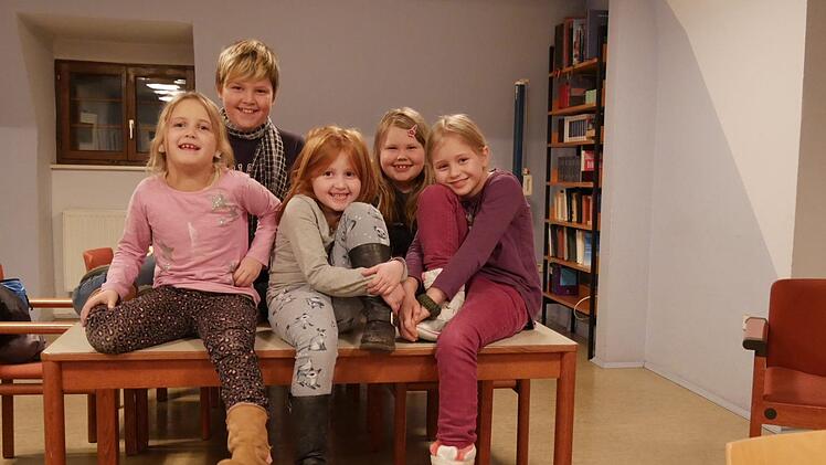 Die ersten Rollen für das Krippenspiel am Heiligen Abend sind auf Anhieb  besetztworden (von links): Mira (7) möchte Maria spielen; Lucas (11) wollte schon  immer ein Engel sein; Melissa (5) liebt die Eselchen und das möchte sie  auch machen; Marie (7) traut sich, den Eseltreiber zu  spielen, und wird  noch in die Rolle des Ochsen schlüpfen, und Isabell (8) hat letztes Jahr  schon so schön ihre Hirtenrolle gemeistert und das möchte sie auch heuer  als Hirtin tun. Die Kinder freuen sich schon ...