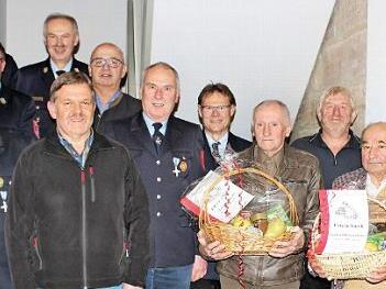 Bei der Hauptversammlung zeichnete die Feuerwehr Autenhausen langjährige Mitglieder aus. Foto: Carsten Höllein