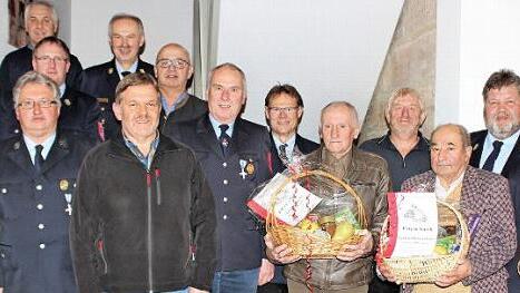 Bei der Hauptversammlung zeichnete die Feuerwehr Autenhausen langjährige Mitglieder aus. Foto: Carsten Höllein