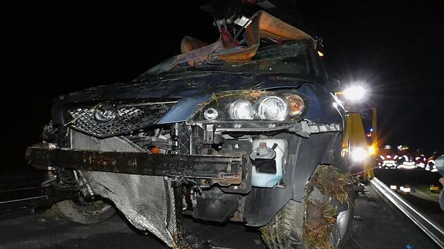 Auf dem Dach blieb der Mazda der jungen Autofahrerin liegen. Die 19-J&auml;hrige wurde leicht verletzt. Christian Licha