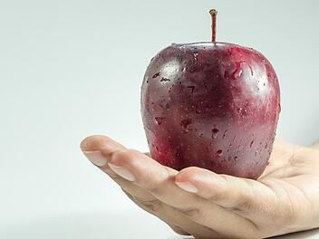 Äpfel und andere Obst-und Gemüsesorten solltest du vor dem Verzehr gründlich abwaschen.