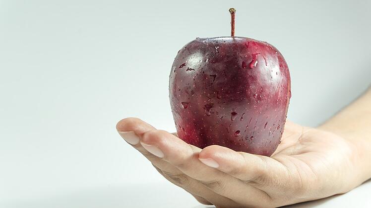 Äpfel und andere Obst-und Gemüsesorten solltest du vor dem Verzehr gründlich abwaschen.