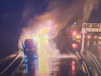Brennender Lkw auf der A71