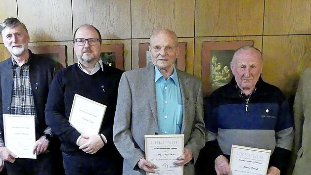 Ehrungen bei den Siedlern (von rechts): B&uuml;rgermeister Herwig Neumann, Konrad Pittroff, Herbert Drechsler, Alexander Kolb, G&uuml;nter Eikenberg, Vorsitzende Gerlind Muhr.