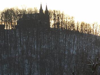 Scherenschnitt: Das Zeiler Käppele hebt sich scharf ab gegen die Morgensonne.  Die Wallfahrtskirche ist der Gottesmutter Maria geweiht