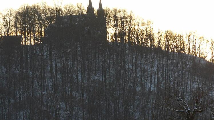 Scherenschnitt: Das Zeiler Käppele hebt sich scharf ab gegen die Morgensonne.  Die Wallfahrtskirche ist der Gottesmutter Maria geweiht