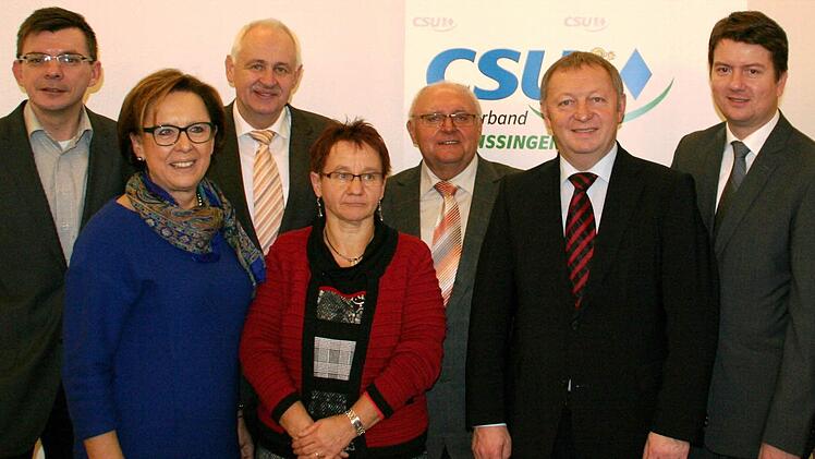 Die Spitzenkandidaten der CSU-Kreistagsliste (v. l.): Armin Warmuth, Karin Renner, Robert Kiesel, Michaela Wedemann, Siegfried Erhard, Thomas Bold und Sandro Kirchner