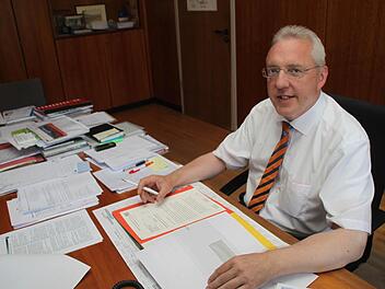 Die Akten stapeln sich auf dem Schreibtisch von Harald Hübner. Als Bürgermeister muss er wie in seinem früheren Job als Anwalt jede Menge Unterlagen durcharbeiten. Foto: Jürgen Gärtner