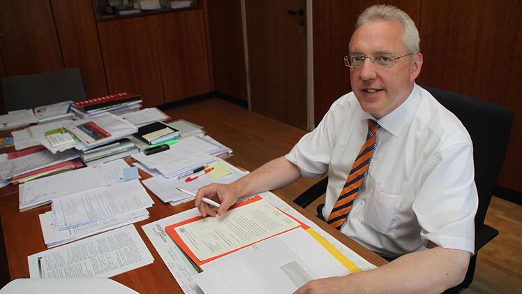 Die Akten stapeln sich auf dem Schreibtisch von Harald Hübner. Als Bürgermeister muss er wie in seinem früheren Job als Anwalt jede Menge Unterlagen durcharbeiten. Foto: Jürgen Gärtner