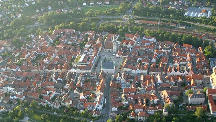 Haßfurt soll attraktiv sein, vor allem die Altstadt, die unser Luftbild zeigt. Ein Citymanager soll dabei helfen.  Foto: Ralf Naumann/Archiv