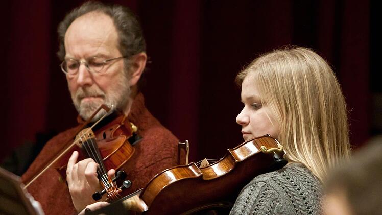 Unter Leitung von Hans Stähli probt das Orchester der "Musikfreunde Neustadt".Foto: Jochen Berger