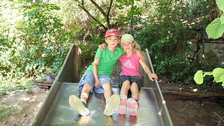 Die Spielplatz-Tester auf dem Euerdorfer Spielplatz. Foto: Ralf Ruppert